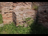 07386 ostia - regio iv - insula iii - domus delle colonne (iv,iii,1) - nordkorridor - nordecke - detail - 06-2024.jpg